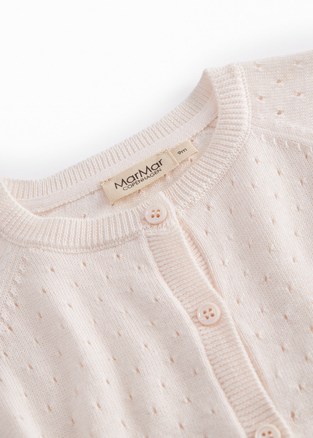 Strik baby cardigan med fint hulmønster og knaplukning