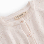 Strik baby cardigan med fint hulmønster og knaplukning