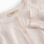 Strik cardigan til børn med fint hulmønster og knaplukning