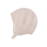 Strikket babyhjelm i lyserød med knaplukning