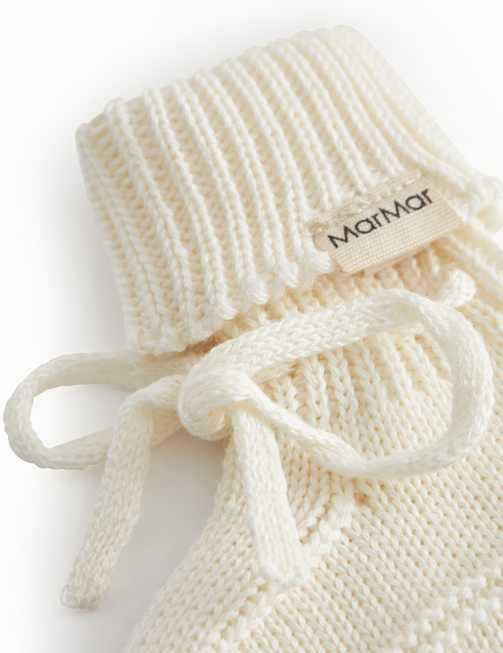 Roughly cut baby food in white with a rib and and band.