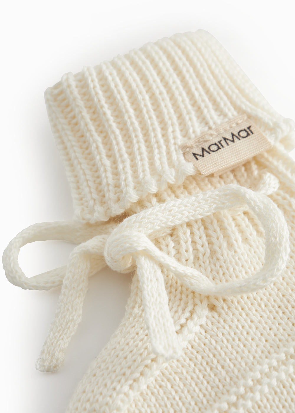 Roughly cut baby food in white with a rib and and band.