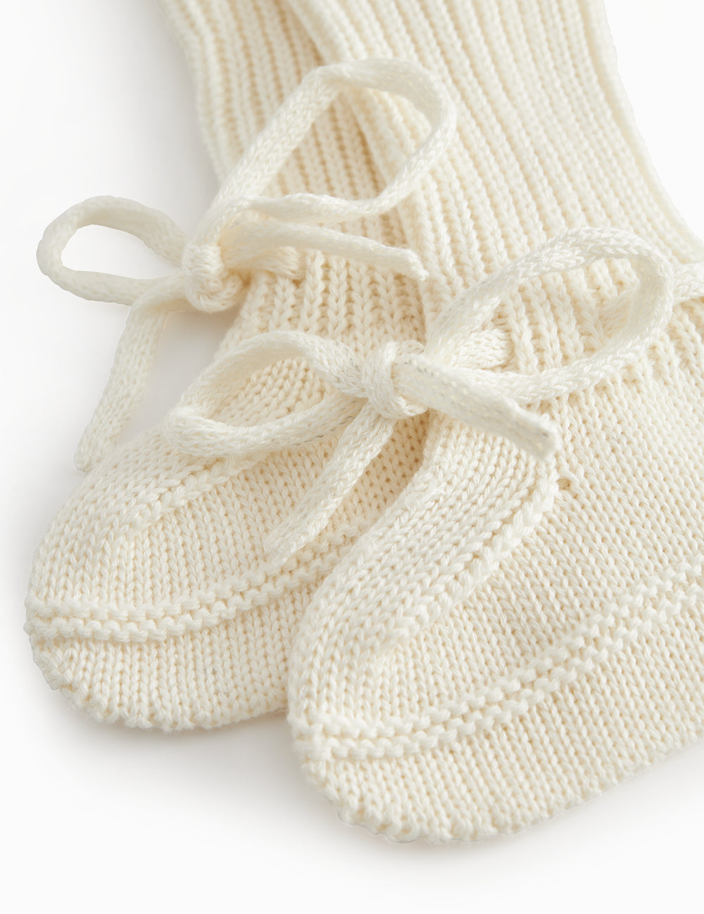 Roughly cut baby food in white with a rib and and band.