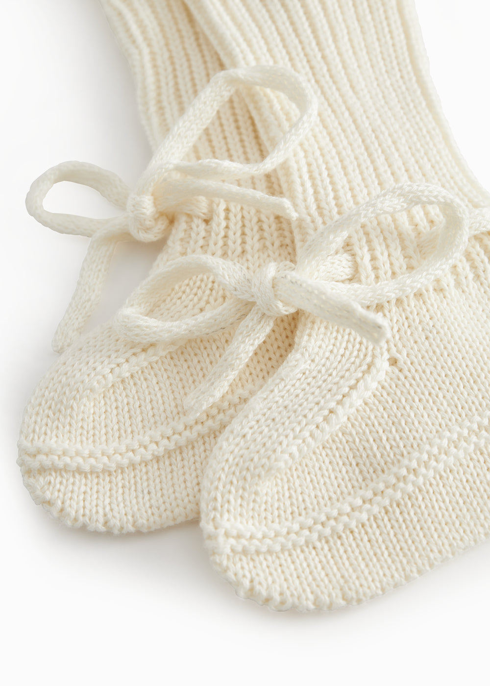 Roughly cut baby food in white with a rib and and band.