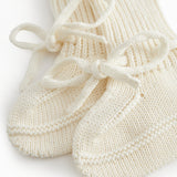 Roughly cut baby food in white with a rib and and band.