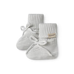 Strikkede babyfutter i grønt med ribkant og bindebånd