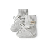 Strikkede babyfutter i grønt med ribkant og bindebånd