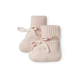 Strikkede babyfutter i lyserød med ribkant og bindebånd