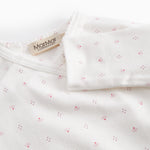 Hvid babybluse med slå-om lukning og små blomster
