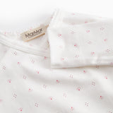 Hvid babybluse med slå-om lukning og små blomster
