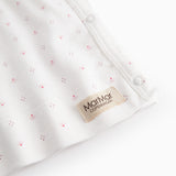 Hvid babybluse med slå-om lukning og små blomster