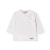Hvid babybluse med slå-om lukning og små blomster