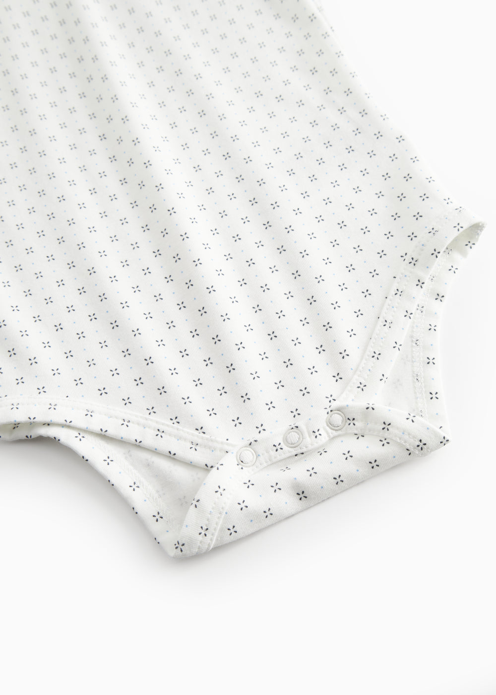 White short-sleeved baby bodysuit with fine pattern