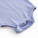 Lyselilla bodystocking med flæsekrave til baby