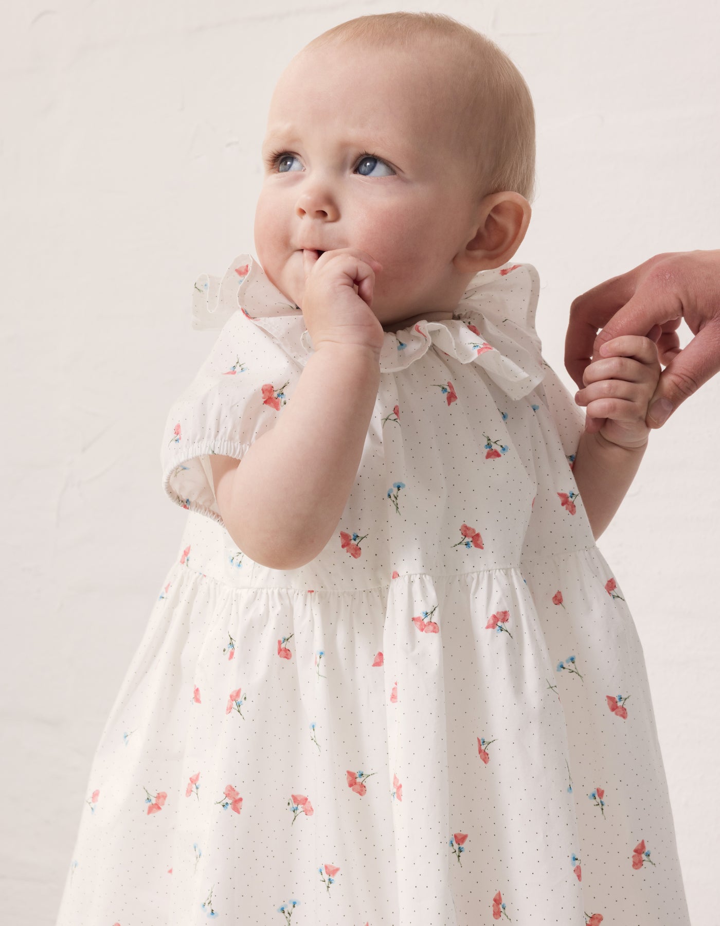 Baby iført kjole med blomsterprint