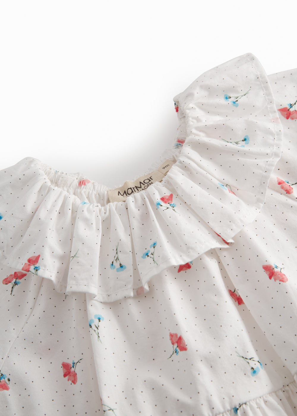 Hvid baby kjole med små blomster og korte ærmer