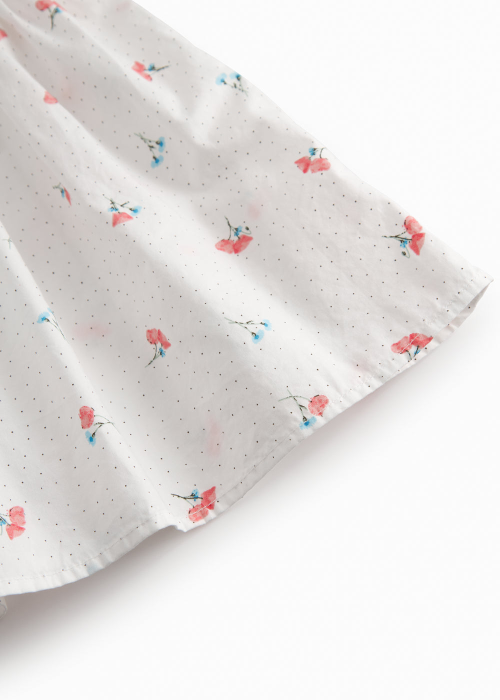 Hvid baby kjole med små blomster og korte ærmer