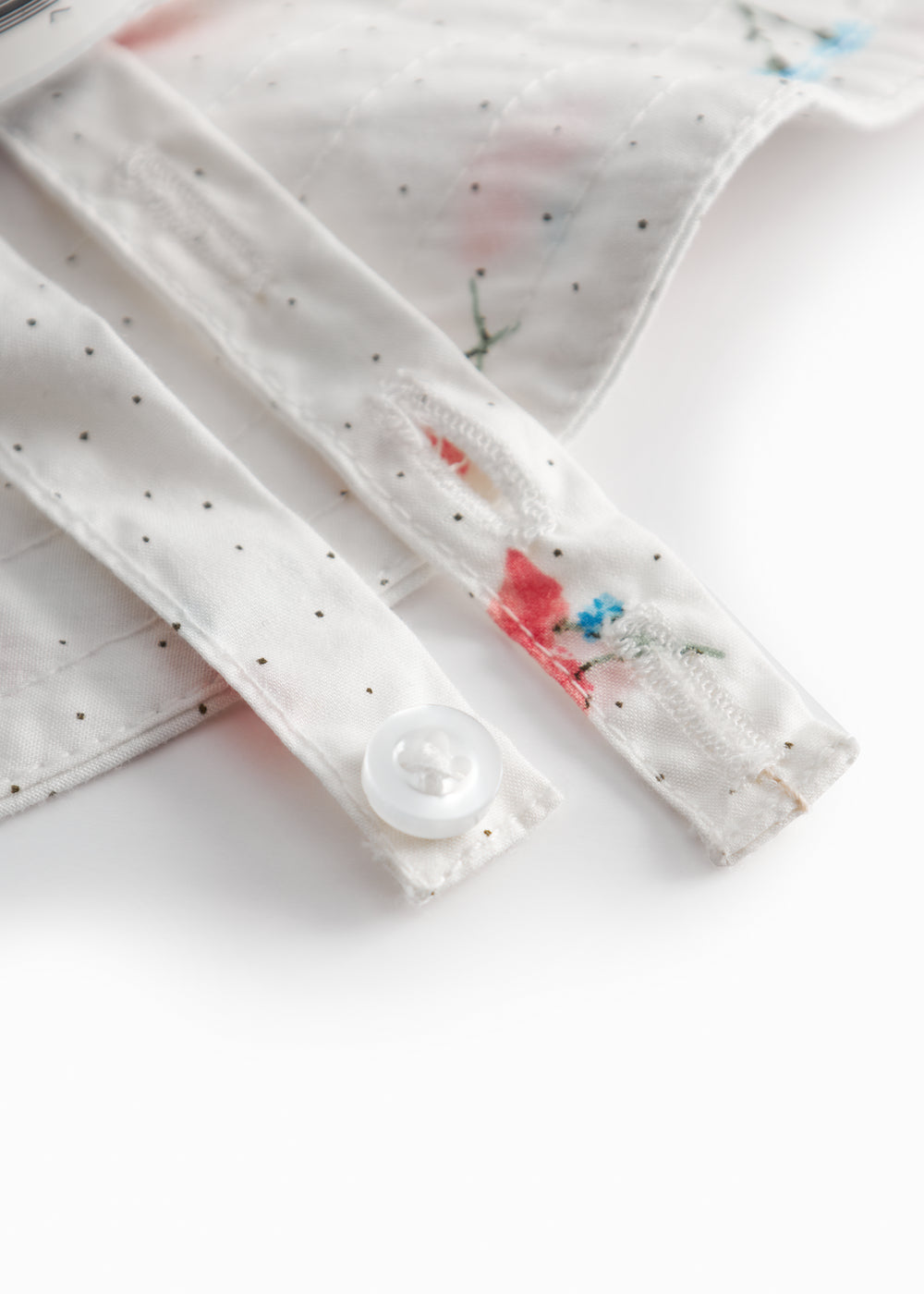 Hvid baby solhat med små blomsterprint