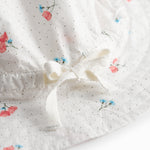 Hvid baby solhat med små blomster