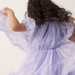 Pige der danser i en lyselilla tylkjole