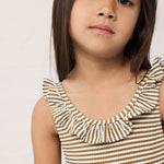 Pige i bronzefarvet stribet badedragt