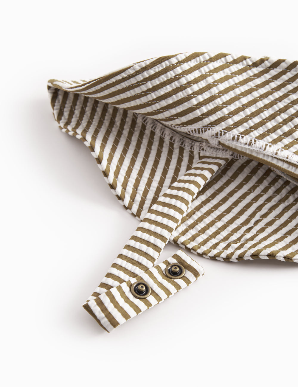 Badehat til baby og børn med et stripet mønster