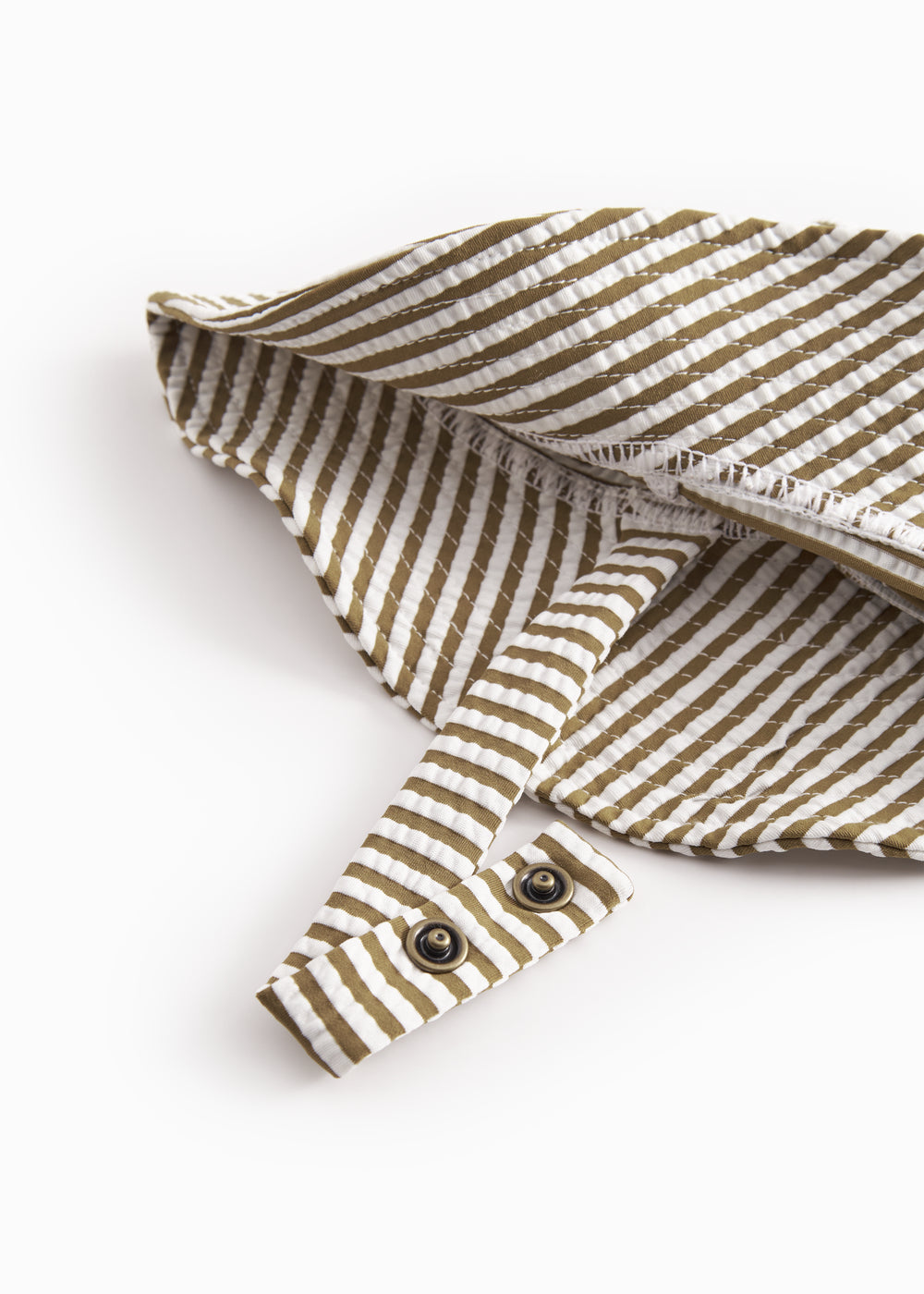 Badehat til baby og børn med et stripet mønster