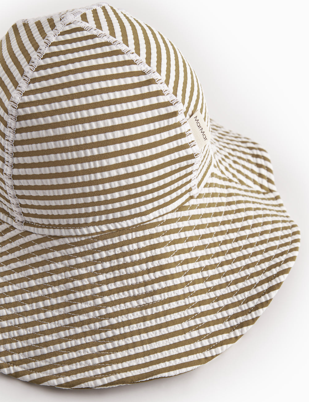Badehat til baby og børn med et stripet mønster