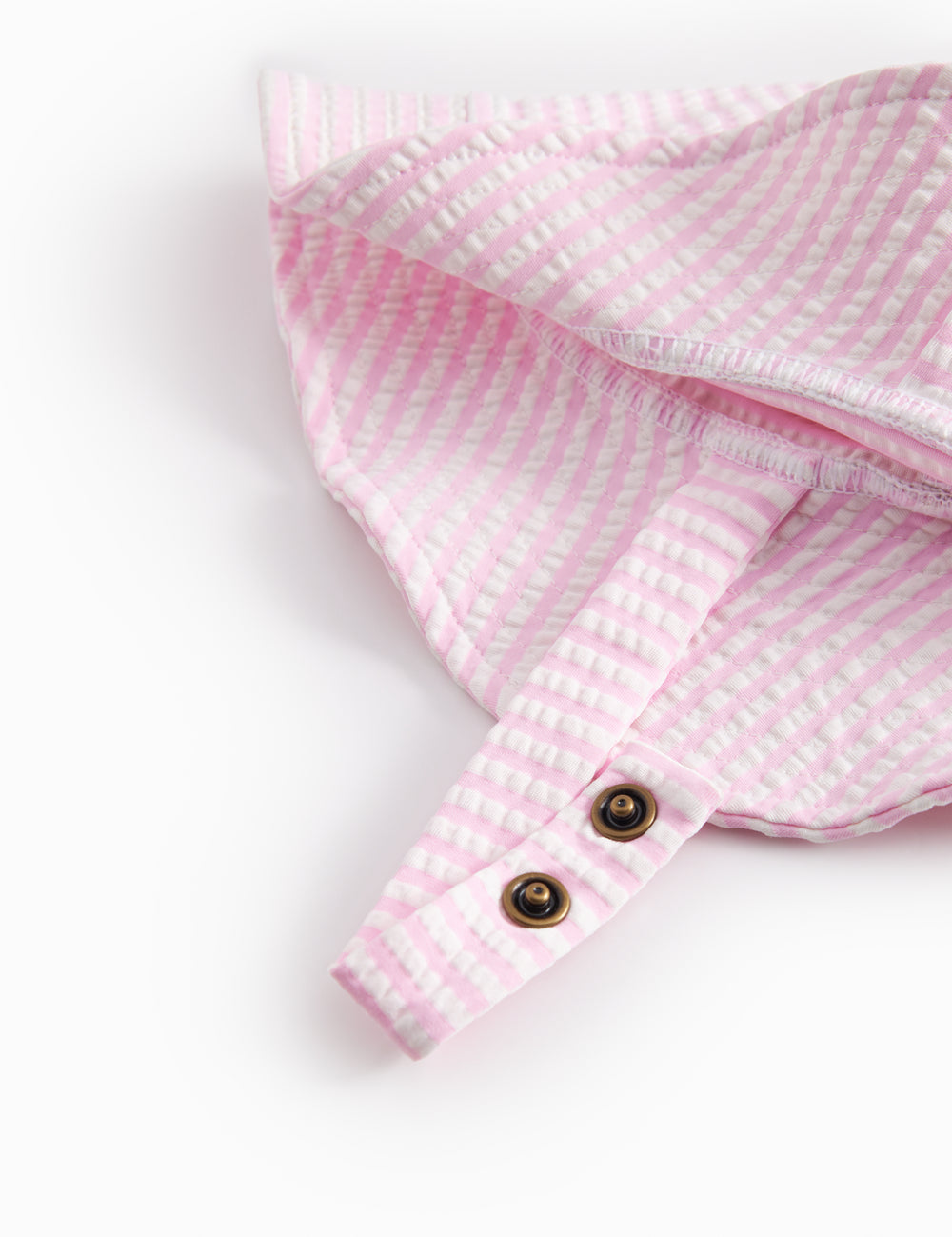 Badehat til baby og børn med et stripet mønster