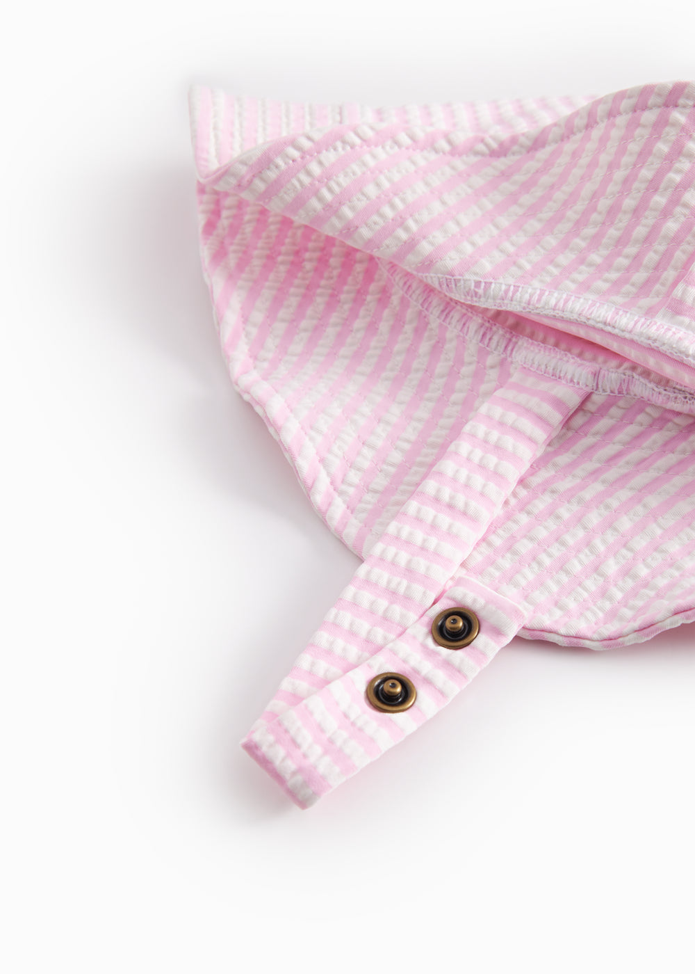 Badehat til baby og børn med et stripet mønster