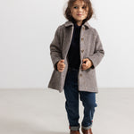 Børneans in dark indigo denim with long legs and cuff at the ankles