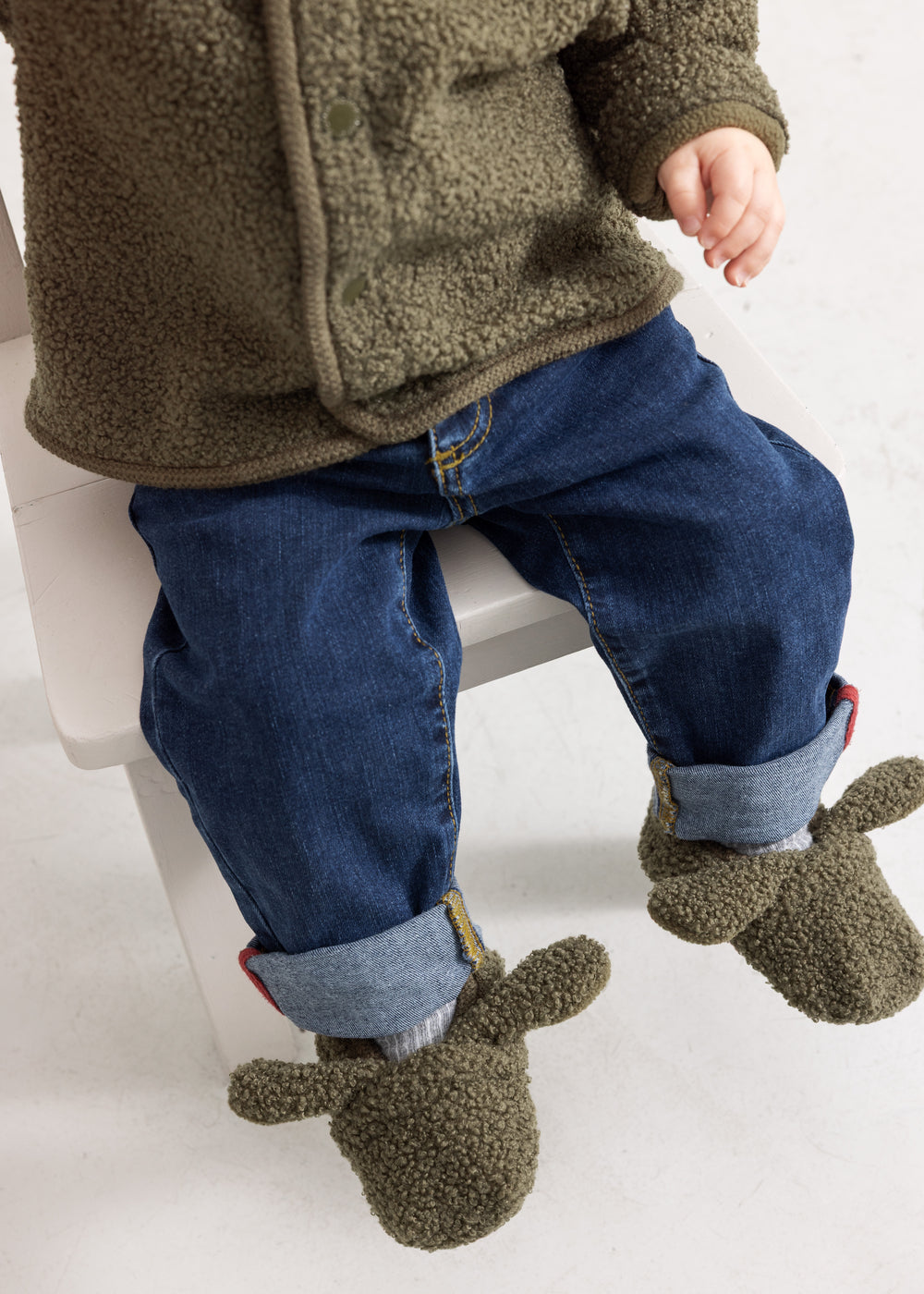 Teddy plush home in dark green with thick plush and reversible heel.