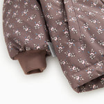 Winter jacket with hood, floral pattern and ribbed cuff.