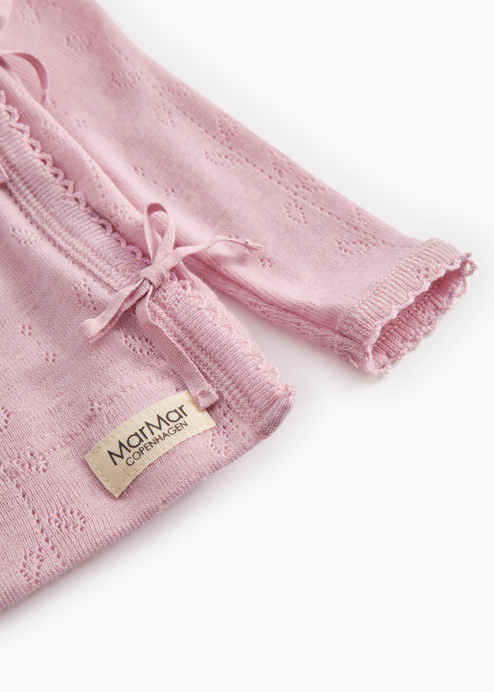 Pink blouse with long sleeves, ribbed edge and front bow.