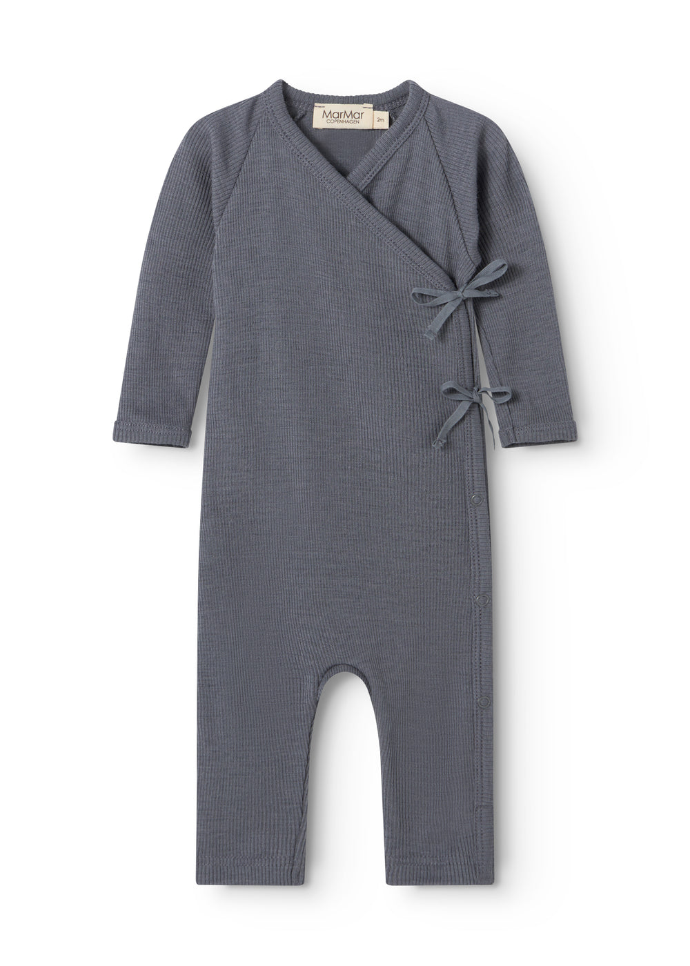 Rula held a dark gray rib dress with long sleeves and a knot band at the chest.