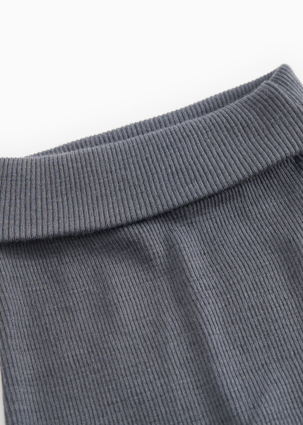Ribbet lining on dark gray pants from Piva in stretch fabric