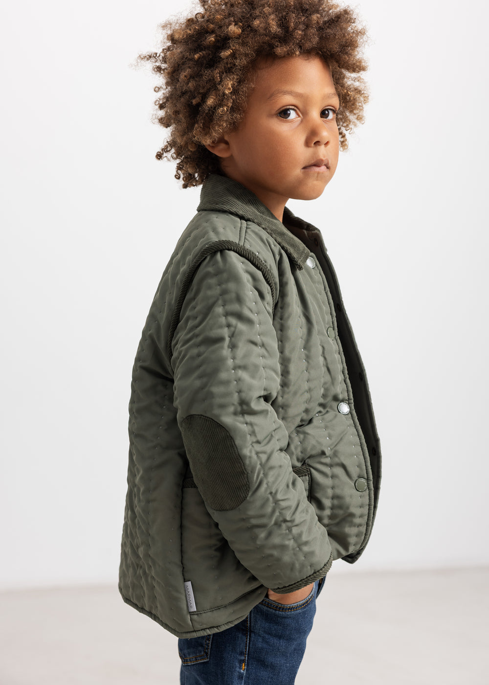 Olive green thermal jacket for children, quilted with snap closure and side pockets.