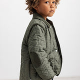 Olive green thermal jacket for children, quilted with snap closure and side pockets.