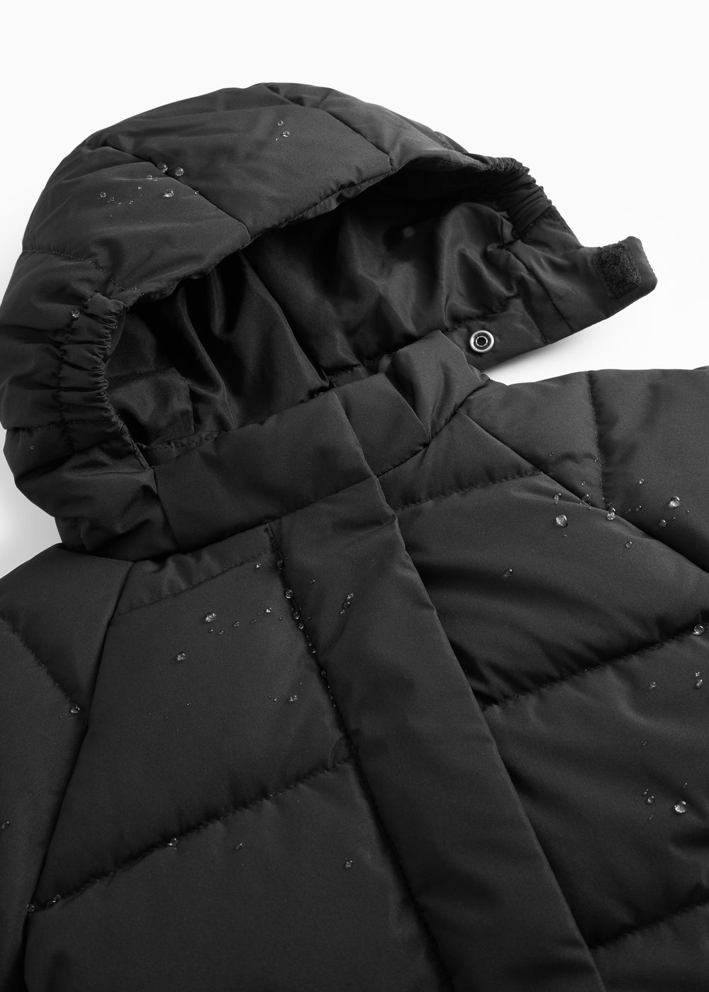 Warm jacket with hood and front closure in a tight, quilted pattern.