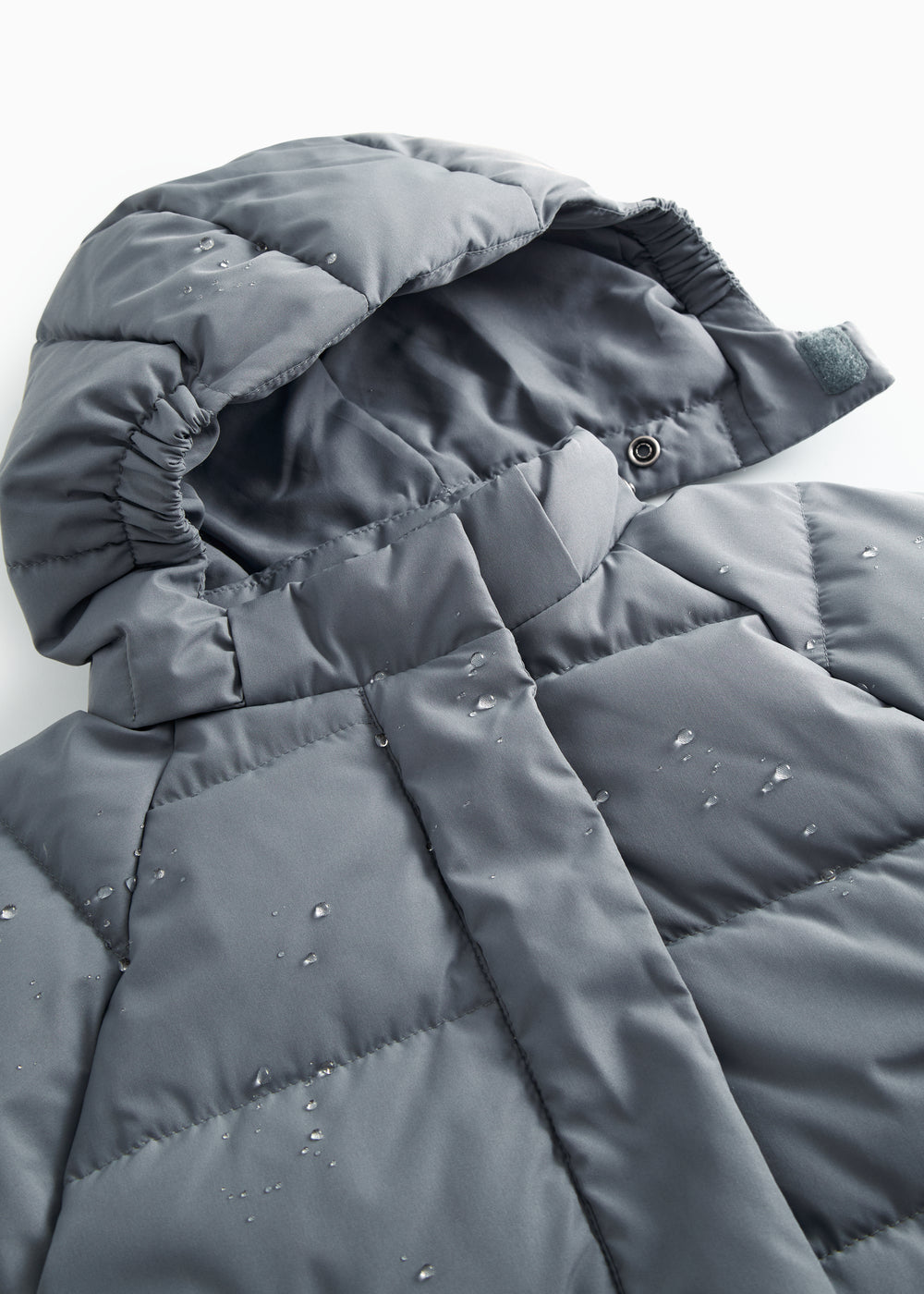 Dunjakke in dark gray-blue with hood edges and push buttons, with droplets.