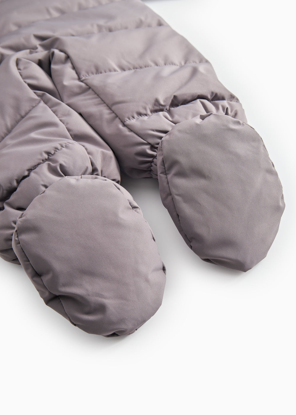 Lilac downy mittens with glove-like gloves and ribbed edge.