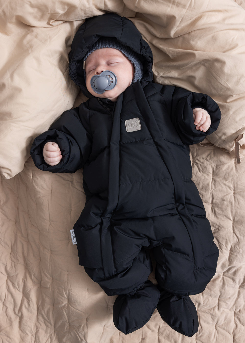 Sort puffer jacket with hood and closed cuffs for baby