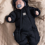 Sort puffer jacket with hood and closed cuffs for baby