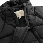 Sort puffer jacket with zipper and visible label on the chest.