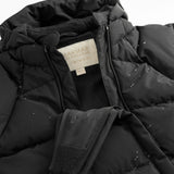 Sort puffer jacket with zipper and visible label on the chest.