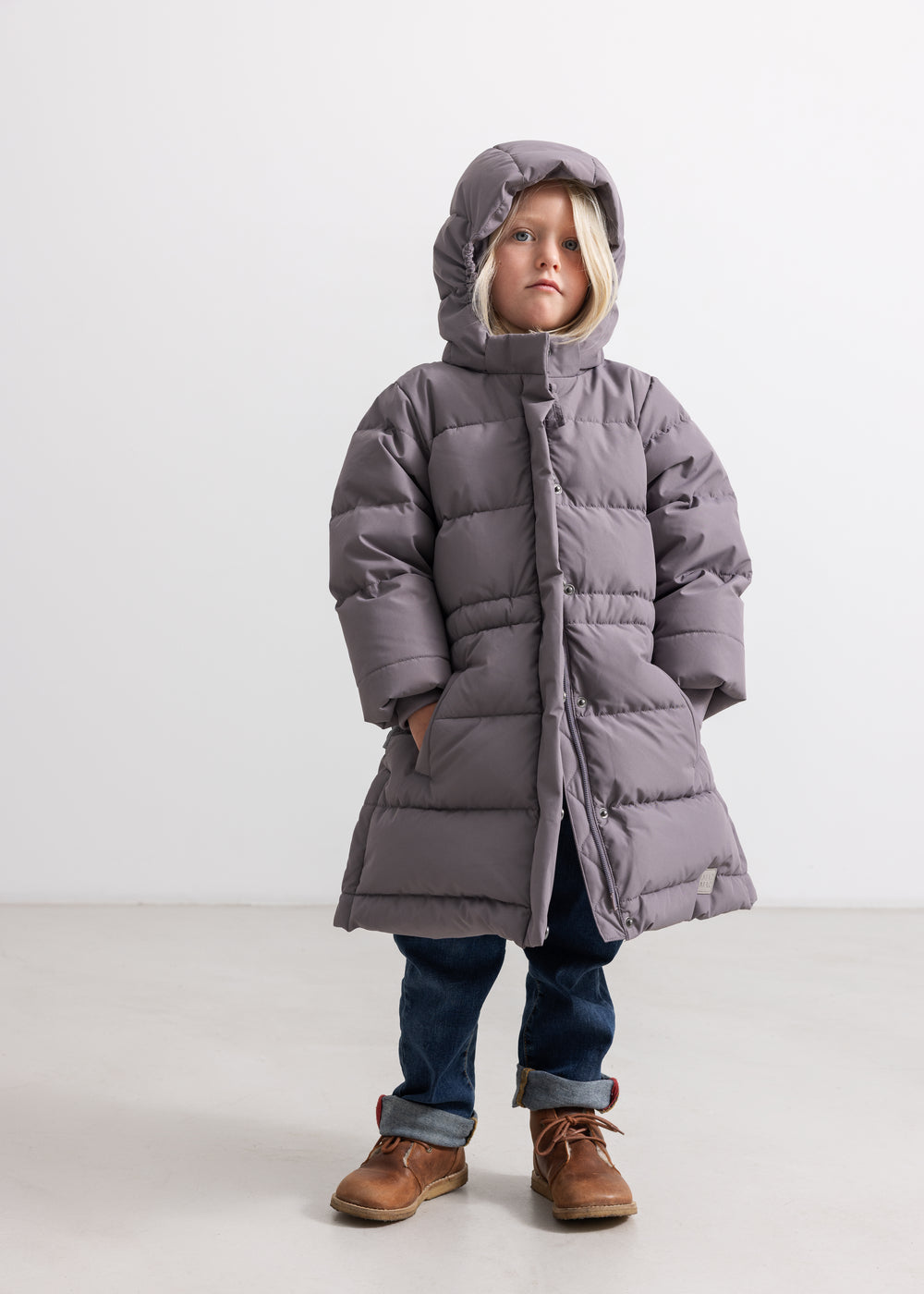 Kids down jacket with hood, long sleeves and front pocket.