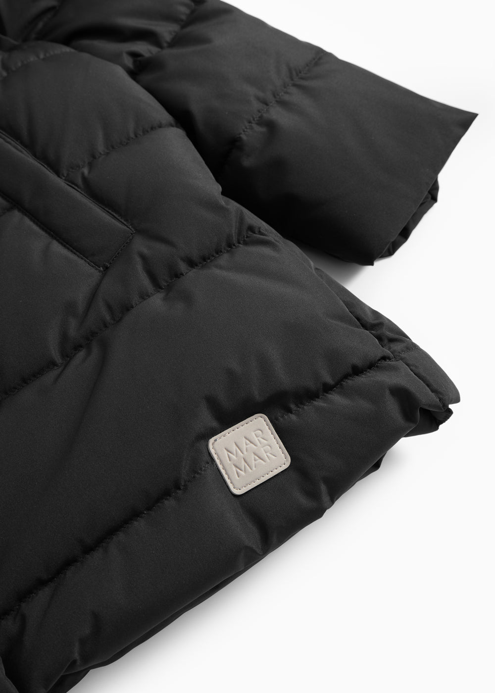 Sort dun jacket with quilted padding and logo logo on the sleeve.