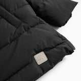 Sort dun jacket with quilted padding and logo logo on the sleeve.