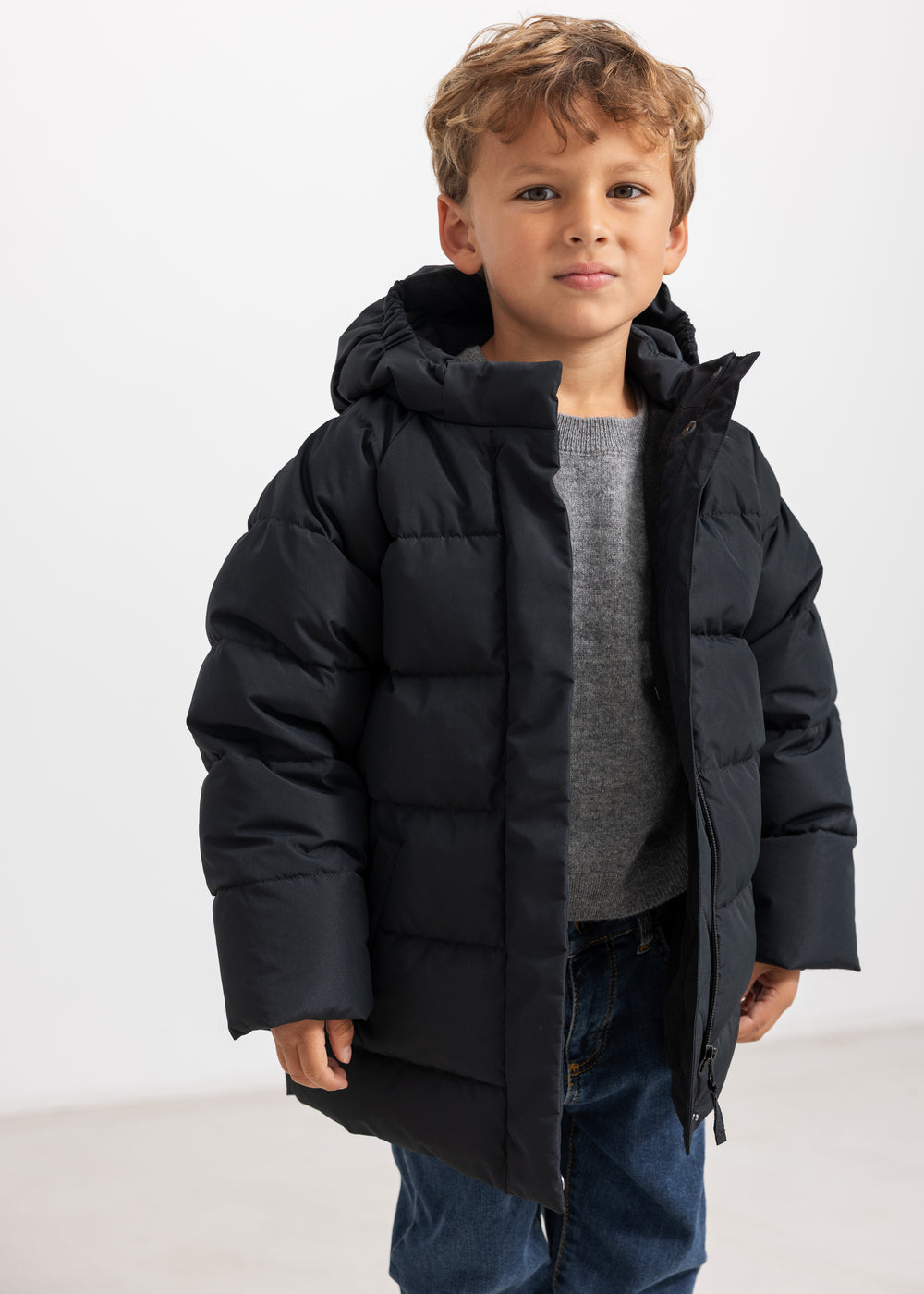 Hooded jacket for children, zip and and visible quilted pockets.