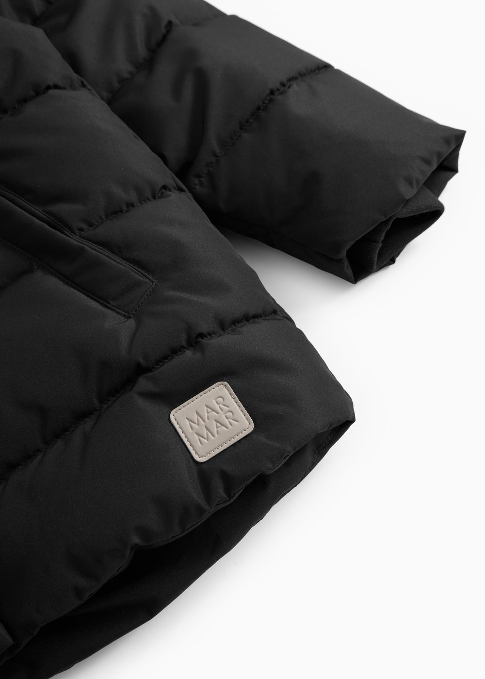Sort jacket with small logo patch on sleeve